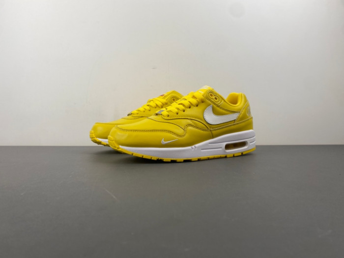 Supreme Puts Its Signature Spin on the Nike Air Max 1 HF8813-700